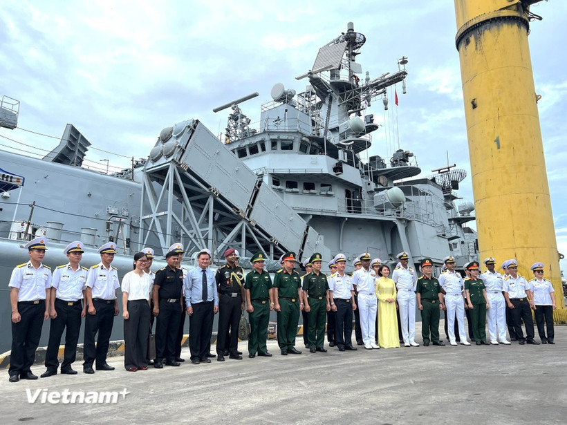 En la ceremonia de bienvenida a la Flota Oriental de la Armada de la India, se tomó una foto conmemorativa junto al destructor INS Delhi. (Foto: Vietnam+)