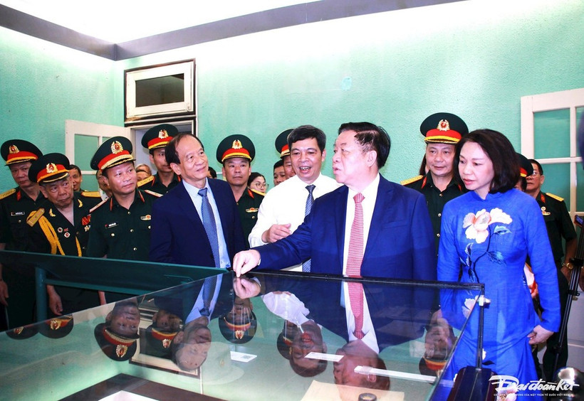 Los funcionarios visitan la Casa y el Túnel D67, un sitio de gran importancia histórica de la era Ho Chi Minh. (Foto: daidoanket.vn)