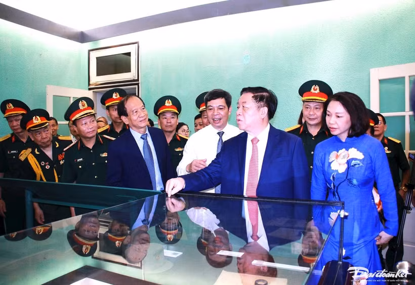 Los funcionarios visitan la Casa y el Túnel D67, un sitio de gran importancia histórica de la era Ho Chi Minh. (Foto: daidoanket.vn)