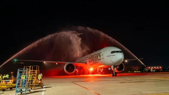 El primer vuelo de Emirates a Da Nang fue recibido con un saludo ceremonial con cañones de agua.