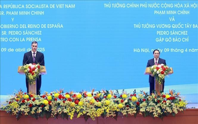 El primer ministro Pham Minh Chinh (der.) y el presidente del Gobierno español, Pedro Sánchez, presiden una rueda de prensa conjunta. (Fuente: VNA)