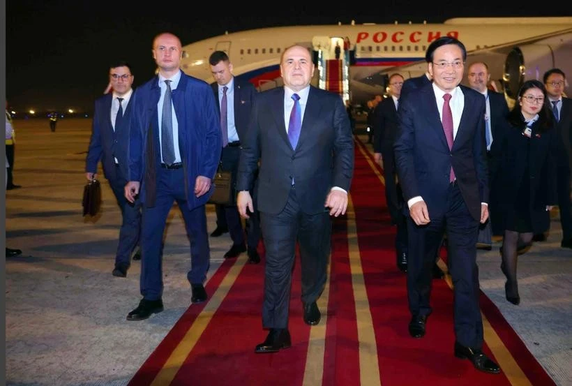 El primer ministro ruso, Mijaíl Vladimirovich Mishustin (centro), llega hoy a Hanoi, iniciando su visita oficial de dos días a Vietnam por invitación del premier Pham Minh Chinh. (Foto: VNA)