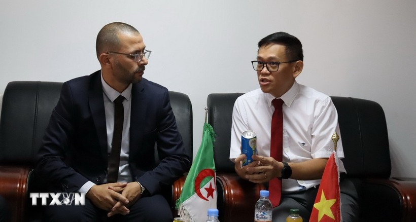 El embajador de Vietnam en Argelia, Tran Quoc Khanh, y Abdelkader Toumi, presidente de la Cámara de Comercio e Industria de la provincia de Batna. (Fuente: VNA)