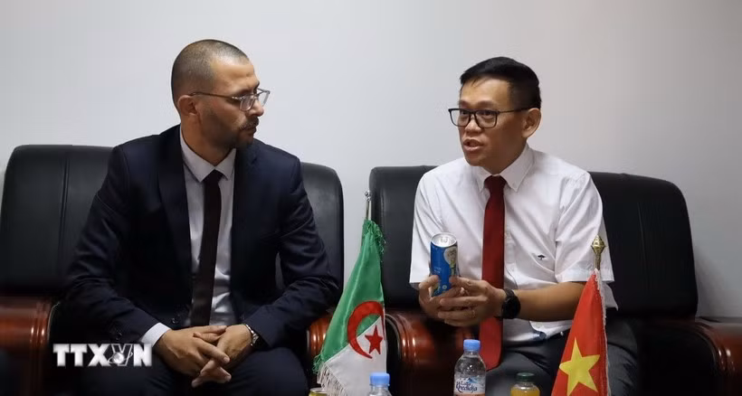 El embajador de Vietnam en Argelia, Tran Quoc Khanh, y Abdelkader Toumi, presidente de la Cámara de Comercio e Industria de la provincia de Batna. (Fuente: VNA)