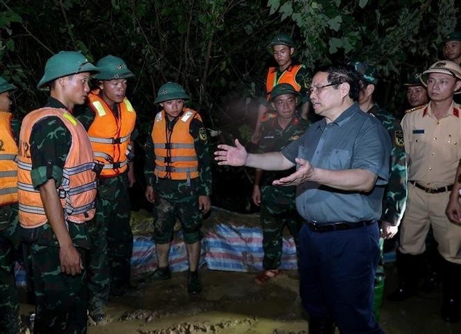 El primer ministro Pham Minh Chinh visita a las fuerzas que trabajan en el refuerzo del dique del río Cau, enfatizando la necesidad de garantizar la seguridad del dique. (Foto: VNA)