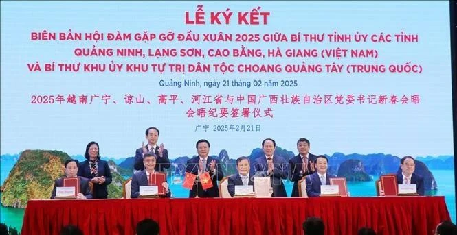 Se firmaron 29 memorandos de entendimiento entre localidades vietnamitas y chinas, que fortalecen la cooperación en diversos sectores. (Foto: VNA)