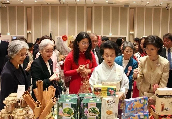 Personas visitan el stand vietnamita en la feria benéfica de Tokio el 23 de abril. (Foto: VNA)