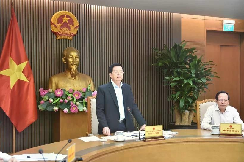 El viceprimer ministro Mai Van Chinh interviene en la reunión para revisar los preparativos de Vesak 2025. (Foto: VNA)