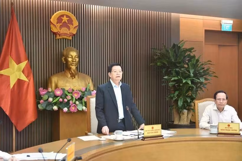 El viceprimer ministro Mai Van Chinh interviene en la reunión para revisar los preparativos de Vesak 2025. (Foto: VNA) 