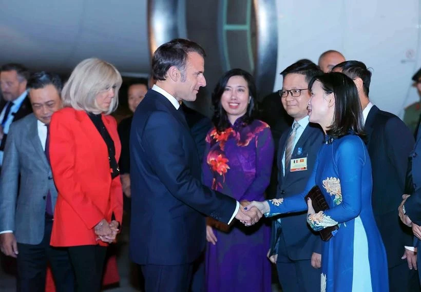 El presidente francés, Emmanuel Macron, y su espoa, son recibidos en el Aeropuerto Internacional de Noi Bai de Hanoi. (Foto: VNA)