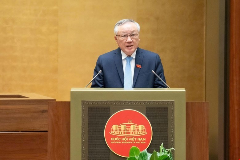 El viceprimer ministro Nguyen Hoa Binh interviene presentó un informe en el marco del décimo período de sesiones de la Asamblea Nacional de la XV Legislatura. (Fuente: VNA)