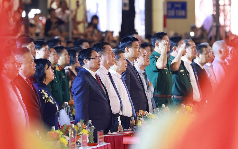 El primer ministro Pham Minh Chinh y los delegados asisten al programa artístico especial. (Foto: VNA)