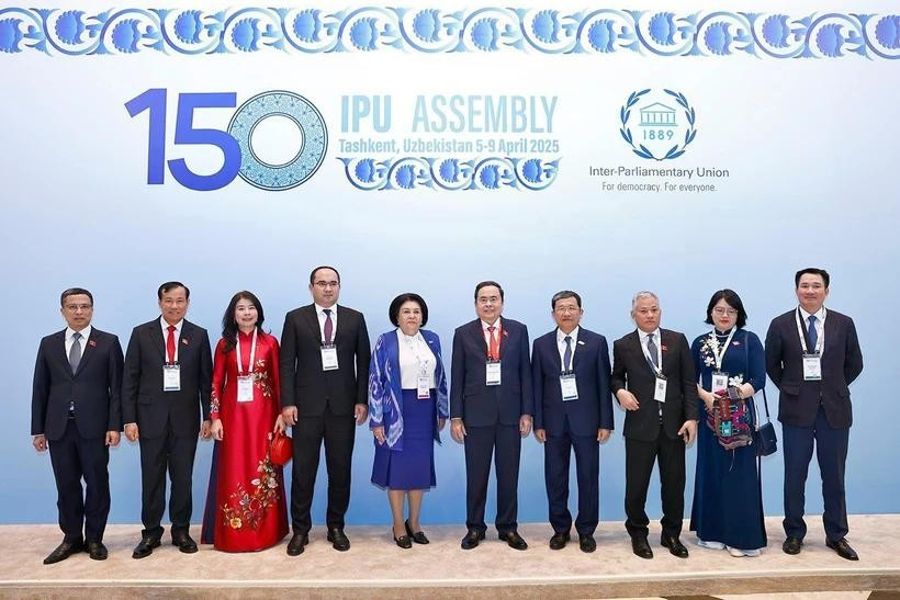 El presidente de la Asamblea Nacional, Tran Thanh Man (sexto desde la izquierda), y otros delegados en la ceremonia inaugural de la IPU-150 en Tashkent, Uzbekistán, la tarde del 5 de abril. (Foto: VNA)