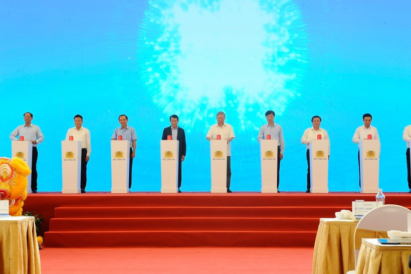 El secretario general del Partido Comunista de Vietnam, To Lam, y los delegados ofician la ceremonia de colocación de la primera piedra. (Foto: VNA)