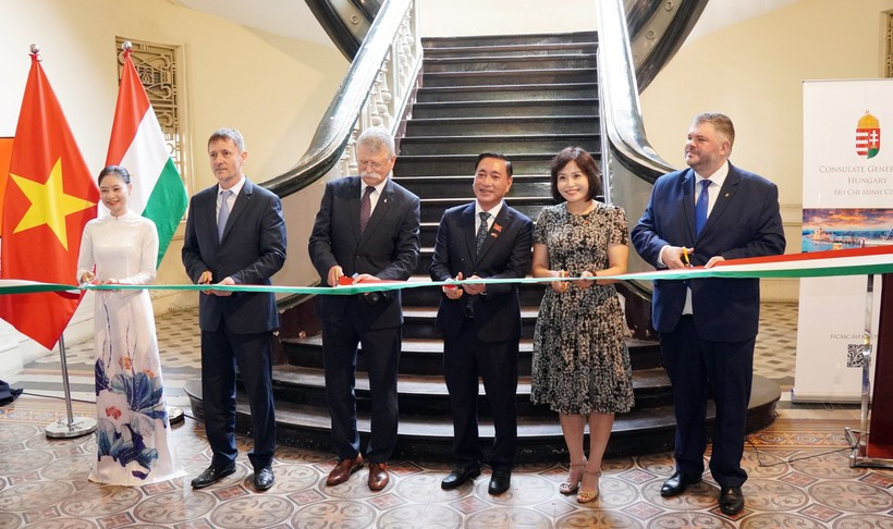 Delegados de Vietnam y Hungría en la ceremonia inaugural de la exposición fotográfica. (Foto: VNA)