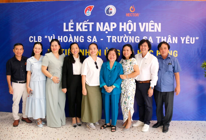 La exvicepresidenta Truong My Hoa se toma una foto de recuerdo con los directivos de la Empresa Lavite. (Fuente: VNA)