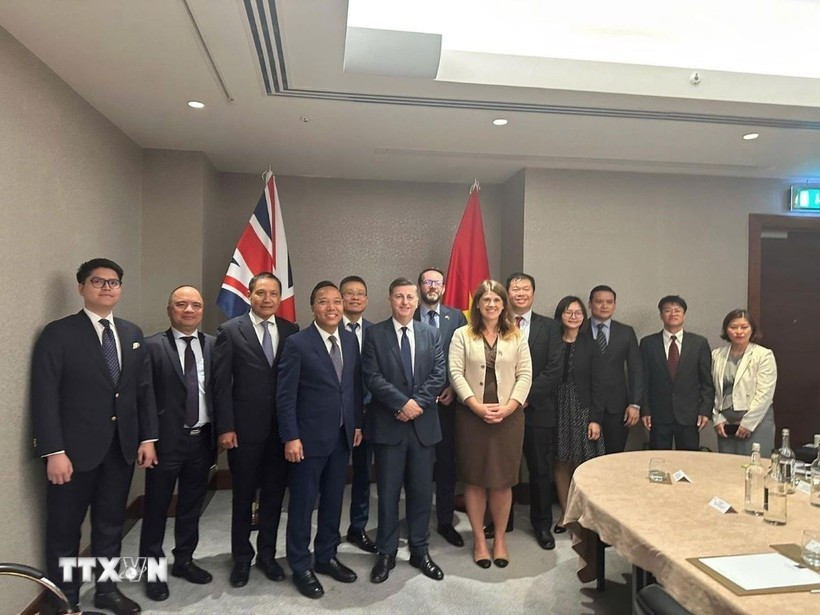 El viceministro Nguyen Hoang Long, el ministro de Estado Douglas Alexander y representantes de ministerios y embajadas de ambos países posan para una foto de grupo en la 14.ª reunión de JETCO. (Foto: VNA)