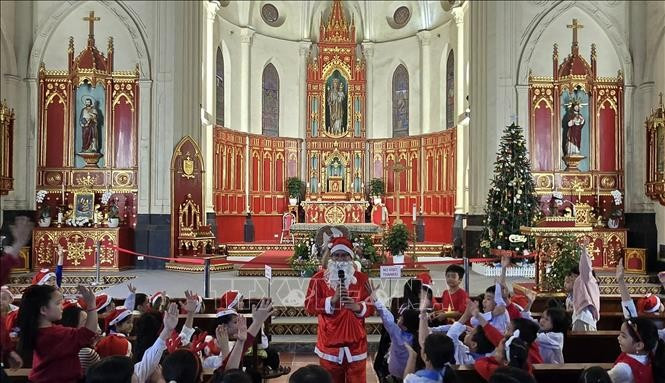 Ambiente navideño dentro de la Catedral de Hai Phong. (Foto: VNA)