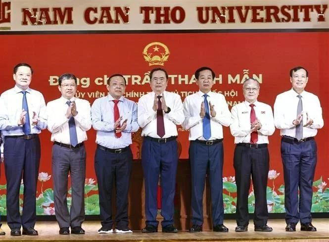 El presidente de la Asamblea Nacional, Tran Thanh Man (centro), funcionarios y líderes de la Universidad Nam Can Tho en la reunión del 22 de enero (Foto: VNA)