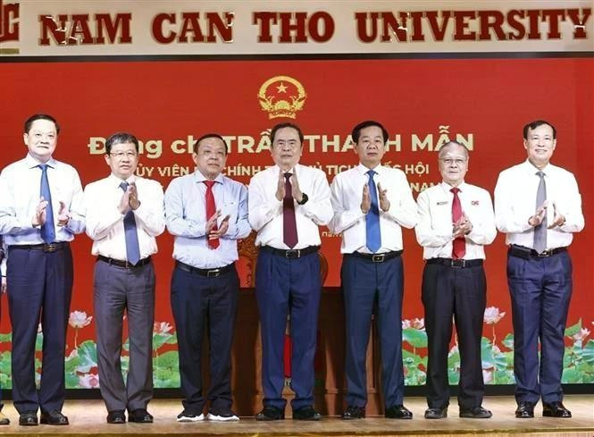 El presidente de la Asamblea Nacional, Tran Thanh Man (centro), funcionarios y líderes de la Universidad Nam Can Tho en la reunión del 22 de enero (Foto: VNA)