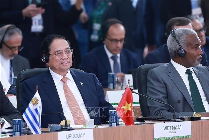 El primer ministro Pham Minh Chinh en una sesión de alto nivel sobre medio ambiente, la COP30 y la salud mundial como parte de la Cumbre ampliada del BRICS 2025 en Río de Janeiro (Foto: VNA)