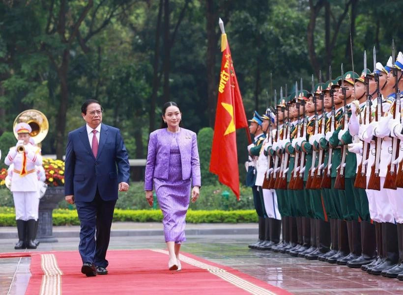 El primer ministro Pham Minh Chinh ofició una ceremonia de bienvenida con alfombra roja para la primera ministra tailandesa Paetongtarn Shinawatra. (Foto: VNA)