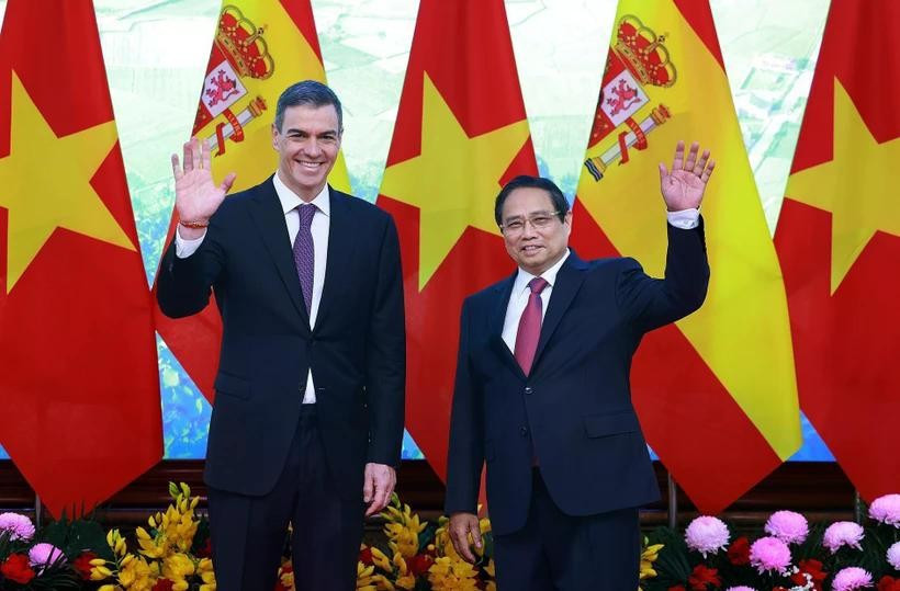 El primer ministro vietnamita, Pham Minh Chinh (der.), y el presidente del Gobierno de España, Pedro Sánchez. (Foto: VNA)