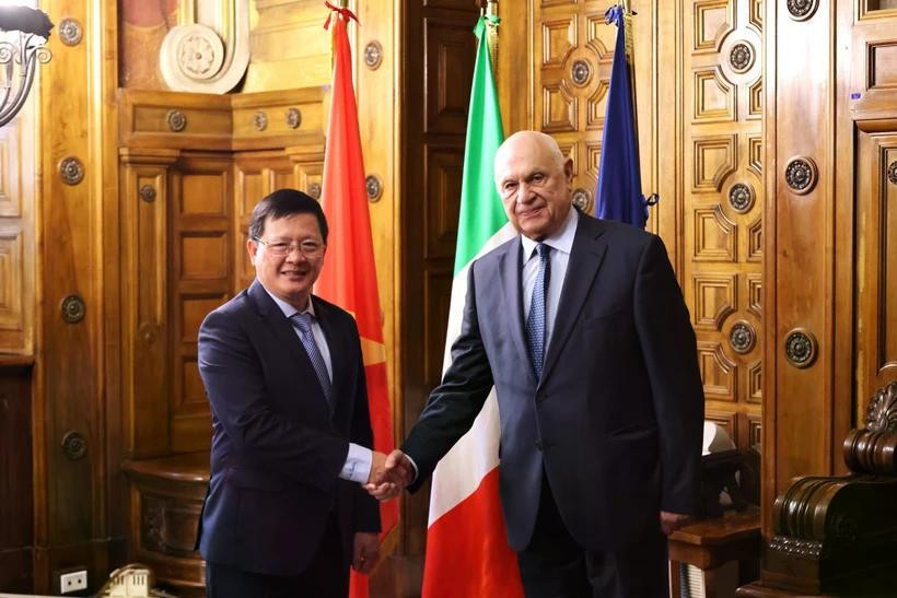 El viceministro de Justicia, Mai Luong Khoi (izq.), se reúne con el ministro de Justicia italiano, Carlo Nordio (Foto: VNA)