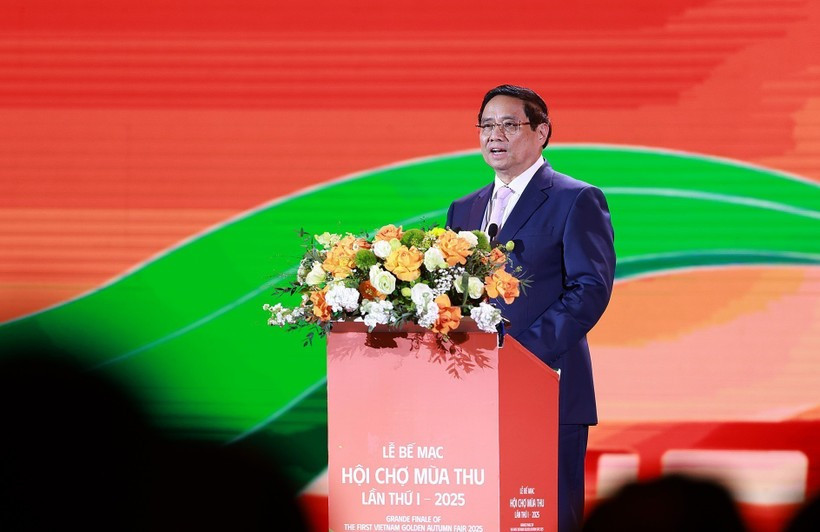 El primer ministro Pham Minh Chinh pronuncia un discurso en la ceremonia de clausura de la Feria de Otoño de 2025. (Foto: VNA)