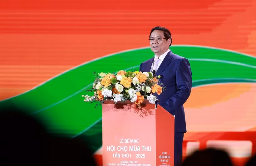 El primer ministro Pham Minh Chinh pronuncia un discurso en la ceremonia de clausura de la Feria de Otoño de 2025. (Foto: VNA)