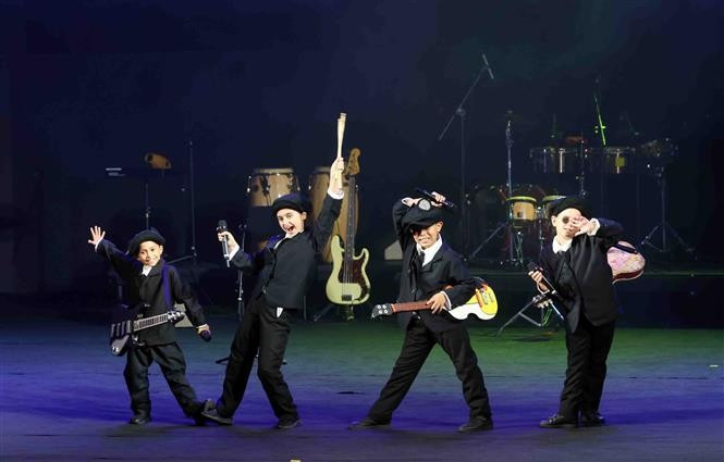 La Compañía de Teatro Infantil de Cuba «La Colmenita» presentó la obra «Cenicienta… según los Beatles» en el Teatro Ho Guom. (Fuente: VNA)