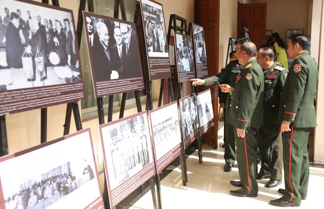 Representantes del Ministerio de Defensa Nacional de Laos en la exposición fotográfica. (Foto: VNA)