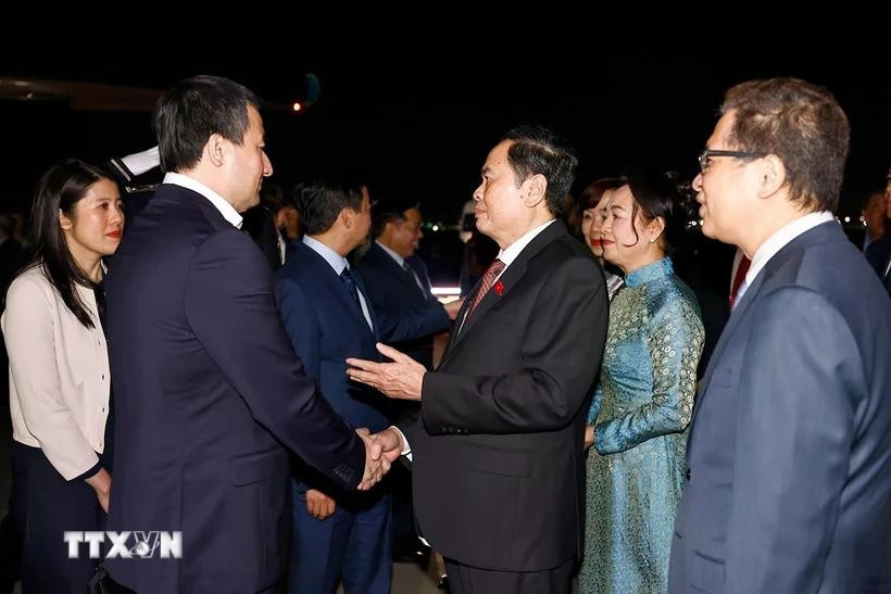 El presidente de la Asamblea Nacional, Tran Thanh Man, su esposa, Nguyen Thi Thanh Nga, y una delegación de alto rango del Parlamento vietnamita en el Aeropuerto Internacional I. Karimov de Tashkent el 9 de abril. (Foto: VNA)