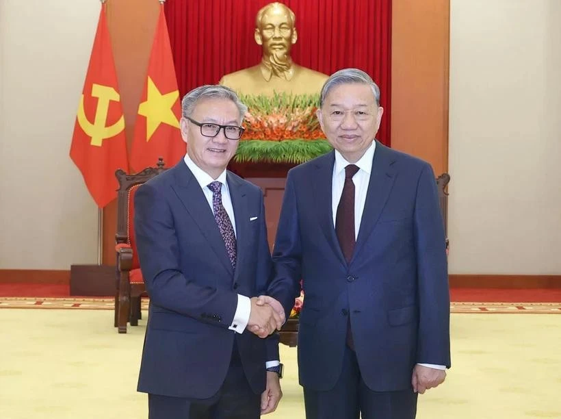 El secretario general del Partido Comunista de Vietnam, To Lam (derecha), recibe al ministro de Relaciones Exteriores de Laos, Thongsavanh Phomvihane. (Foto: VNA)