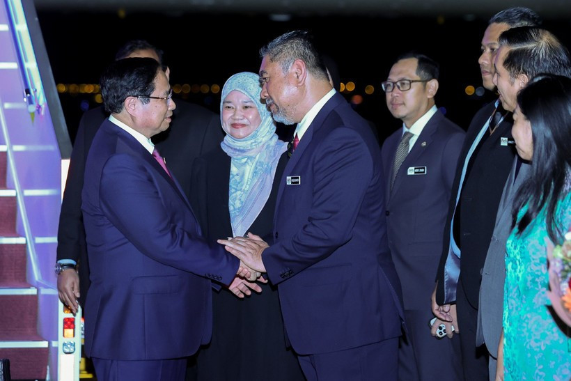 La ceremonia de bienvenida al primer ministro vietnamita, Pham Minh Chinh, en el aeropuerto internacional de Kuala Lumpur. (Foto: baochinhphu.vn)