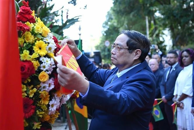 El primer ministro Pham Minh Chinh coloca flores en la placa en conmemoración del Presidente Ho Chi Minh en la ciudad de Río de Janeiro, Brasil, el 5 de julio. (Foto: VNA)