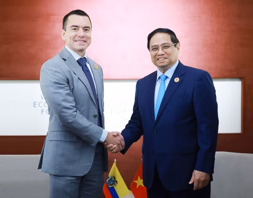 El primer ministro vietnamita, Pham Minh Chinh, sostiene un encuentro con el presidente ecuatoriano Daniel Noboa. (Fuente: VNA)