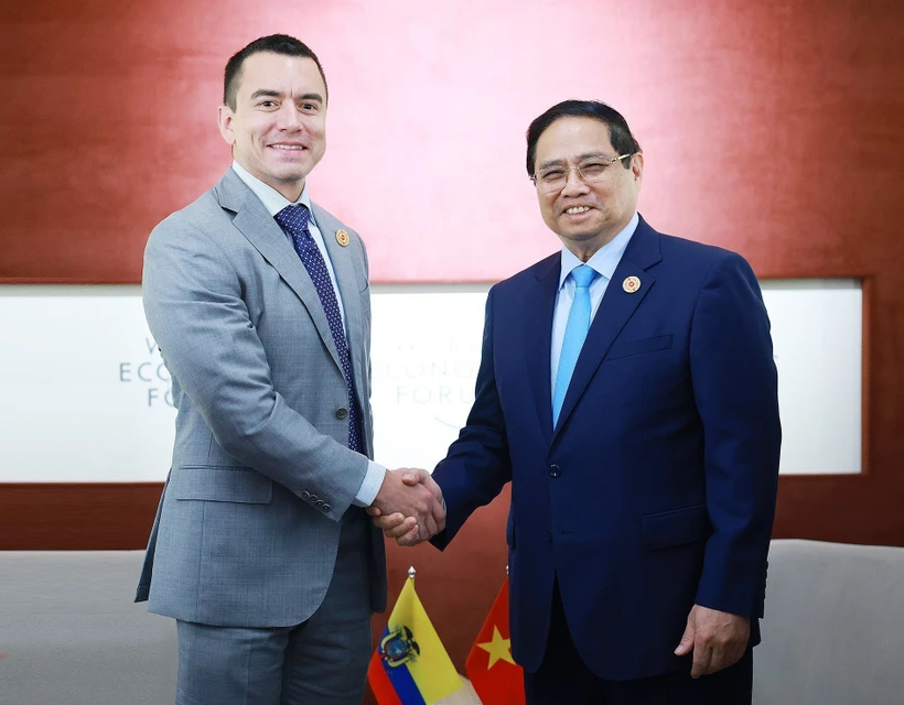 El primer ministro vietnamita, Pham Minh Chinh, sostiene un encuentro con el presidente ecuatoriano Daniel Noboa. (Fuente: VNA)
