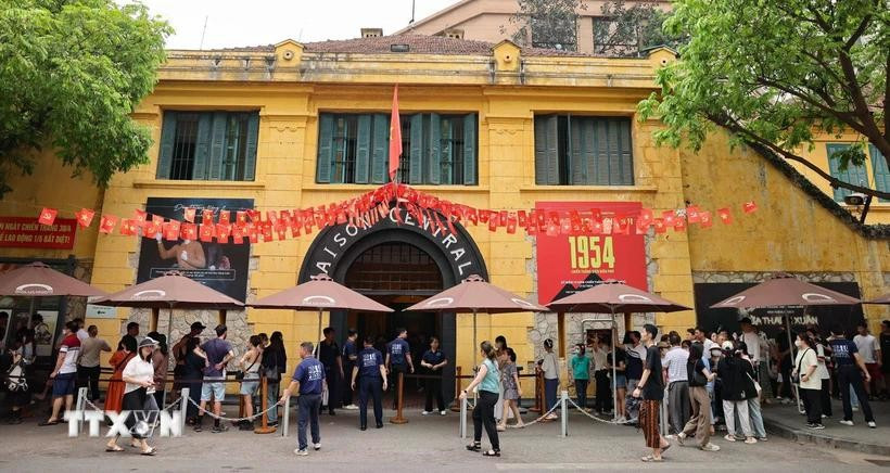 La reliquia de la prisión de Hoa Lo es un lugar para educar sobre el patriotismo y las tradiciones revolucionarias a todas las clases sociales, especialmente a los jóvenes. (Foto: VNA)