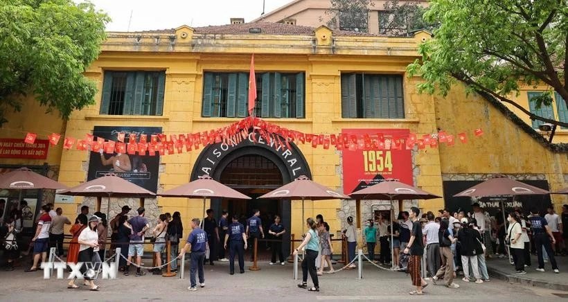 La reliquia de la prisión de Hoa Lo es un lugar para educar sobre el patriotismo y las tradiciones revolucionarias a todas las clases sociales, especialmente a los jóvenes. (Foto: VNA)