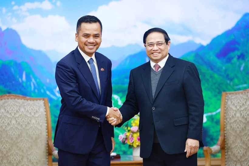 El primer ministro vietnamita Pham Minh Chinh y el vicepremier y ministro del Interior de Camboya, Sar Sokha. (Fuente: VNA)