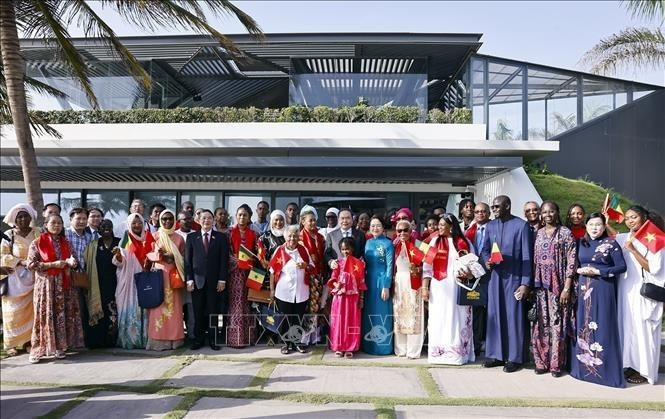 El presidente de la Asamblea Nacional, Tran Thanh Man, y su esposa con miembros de la comunidad vietnamita en Senegal. (Foto: VNA)