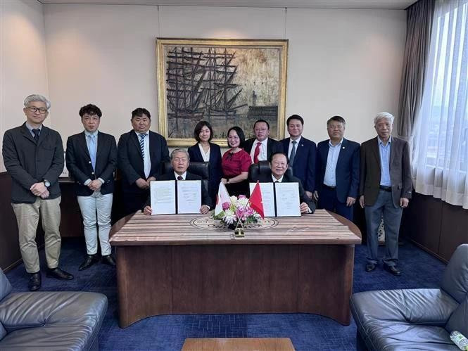 La Sociedad de Pesca de Vietnam y Kunihiro Inc. firmaron un memorando de entendimiento sobre cooperación en la producción y procesamiento de ostras. (Foto: VNA)
