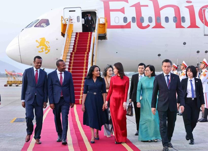 El primer ministro etíope, Abiy Ahmed Ali, y su esposa, Zinash Tayachew, llegan hoy a Hanoi, iniciando su visita oficial de cuatro días a Vietnam. (Foto: VNA)