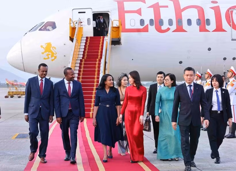 El primer ministro etíope, Abiy Ahmed Ali, y su esposa, Zinash Tayachew, llegan hoy a Hanoi, iniciando su visita oficial de cuatro días a Vietnam. (Foto: VNA)