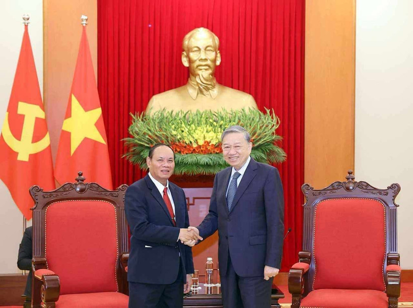 El secretario general del Partido Comunista de Vietnam, To Lam, (derecha) y el viceprimer ministro y titular de Seguridad Pública de Laos, Vilay Lakhamphong. (Fuente: VNA)