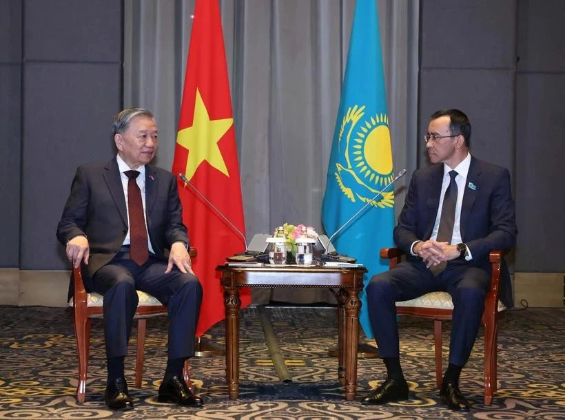El secretario general del Partido Comunista de Vietnam, To Lam (izq.), se reúne con el presidente del Senado del Parlamento de Kazajistán, Maulen Ashimbaev (Foto: VNA)