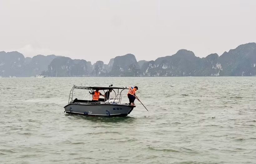 Rescatistas buscan a personas desaparecidas tras el trágico naufragio del barco turístico Vinh Xanh 58 el 19 de julio en la bahía de Ha Long, provincia nororiental de Quang Ninh. (Foto: tienphong.vn)
