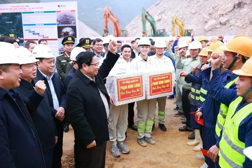 El primer ministro Pham Minh Chinh extiende saludos del Tet a las unidades de construcción del proyecto de la autopista Dong Dang (Lang Son) - Tra Linh (Cao Bang). Foto: VNA