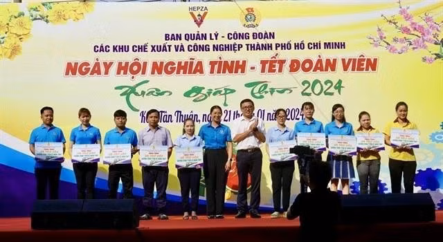 El sindicato de la Autoridad de Zonas Industriales y de Procesamiento de Exportaciones de Ciudad Ho Chi Minh ofrece boletos de tren para que los trabajadores regresen a sus ciudades de origen para las vacaciones del Tet de 2024. (Foto: VNA)